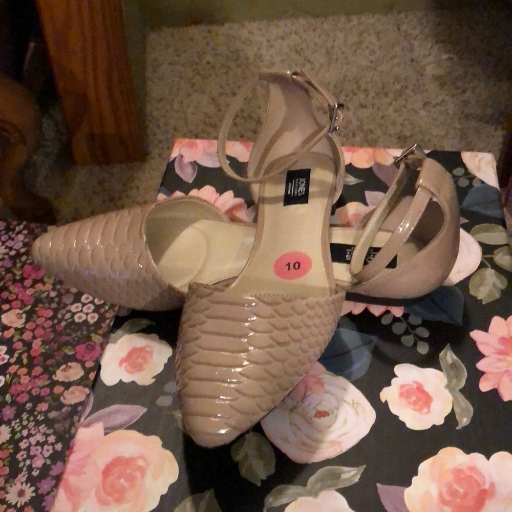 Flat sandals